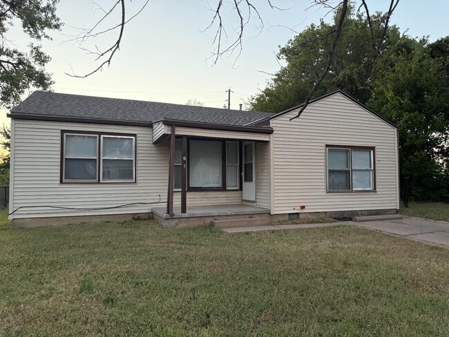 property at 2607 N Poplar St