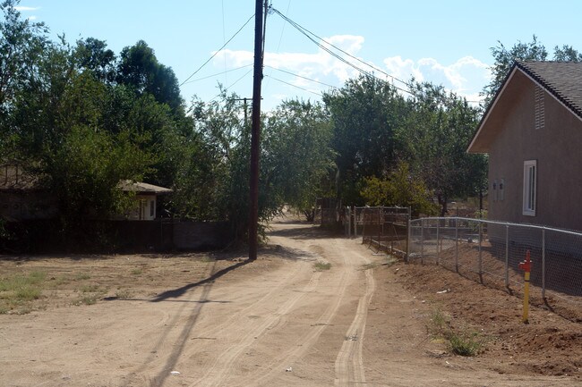 16527 Vine St in Hesperia, CA - Foto de edificio - Building Photo