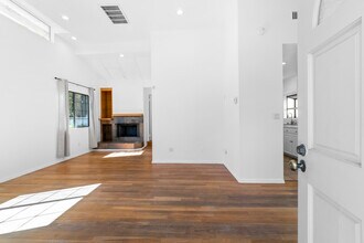 8643 Clifton Way in Beverly Hills, CA - Foto de edificio - Building Photo