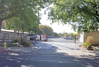 Del Nido Apartments in Modesto, CA - Building Photo - Building Photo