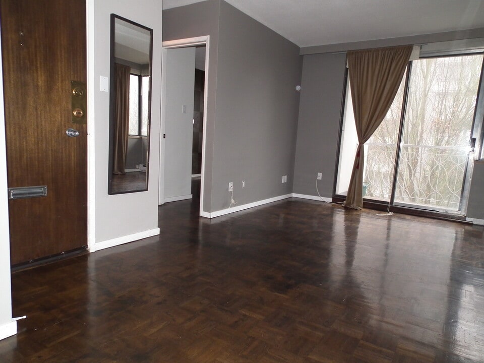 1219 Harwood St in Vancouver, BC - Building Photo