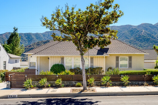 2930 Mayfield Ave in La Crescenta, CA - Foto de edificio - Building Photo