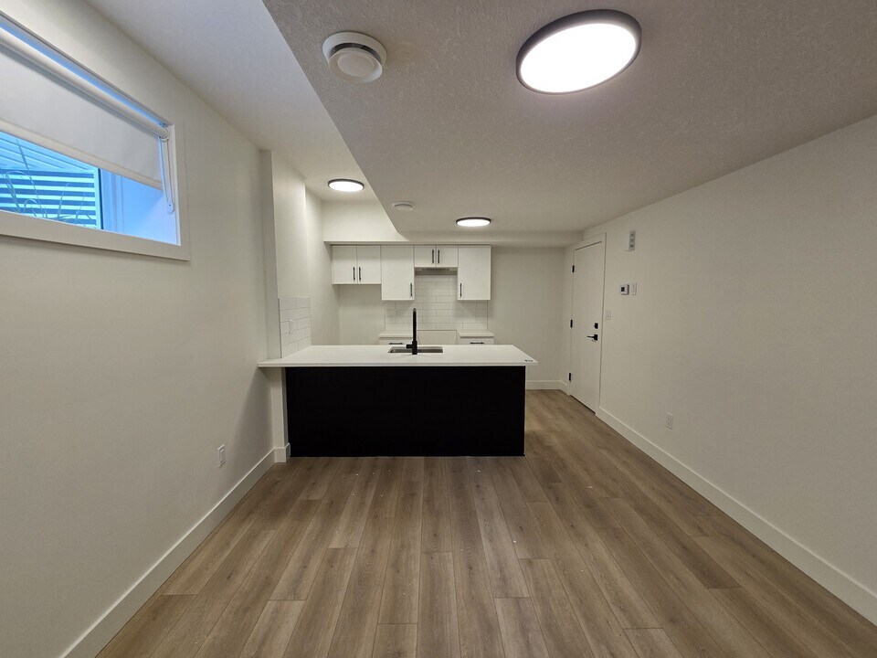 10975-10130 130 St in Edmonton, AB - Building Photo