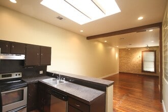319 S Flores St in San Antonio, TX - Building Photo - Building Photo