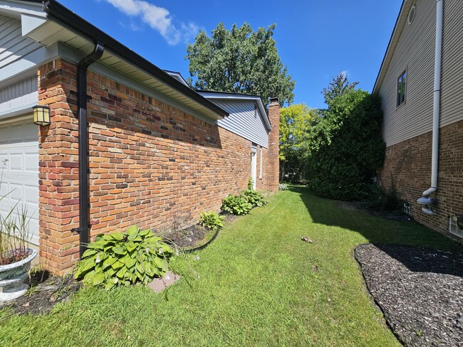 44180 Richmond Ct in Canton Township, MI - Building Photo - Building Photo