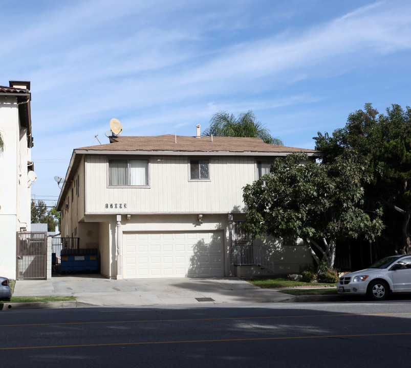 17093 Chatsworth St in Granada Hills, CA - Building Photo