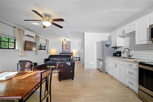 1181 NE 160th St in North Miami Beach, FL - Building Photo
