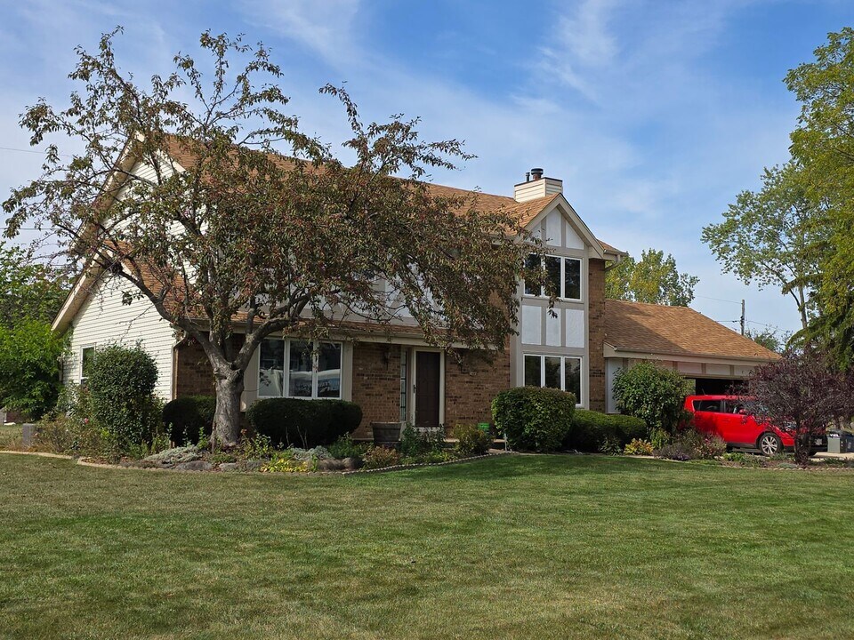 8262 63rd Ave in Pleasant Prairie, WI - Foto de edificio