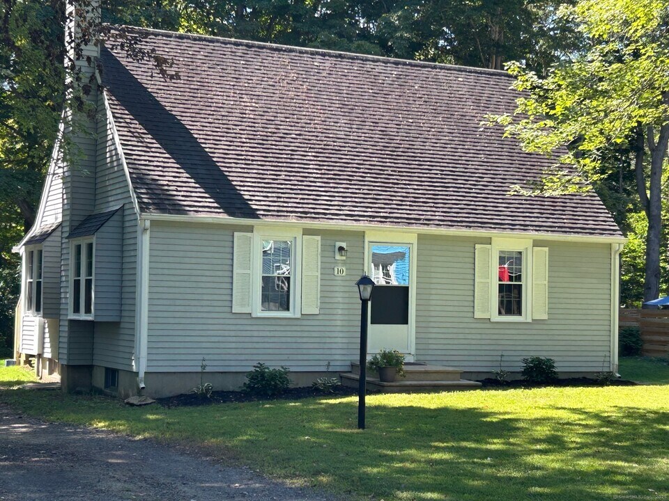 10 Falls River Cir in Essex, CT - Building Photo