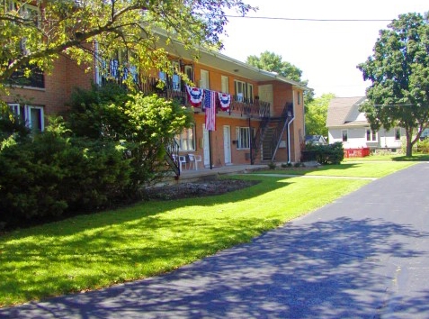 205 W Todd Ave in Woodstock, IL - Foto de edificio - Building Photo