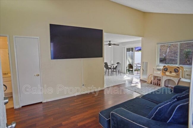 25249 Ave Dorena in Santa Clarita, CA - Building Photo - Building Photo
