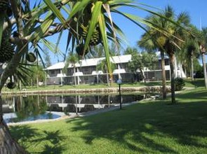 Coral Waters Apartments in Ft. Myers, FL - Foto de edificio - Building Photo