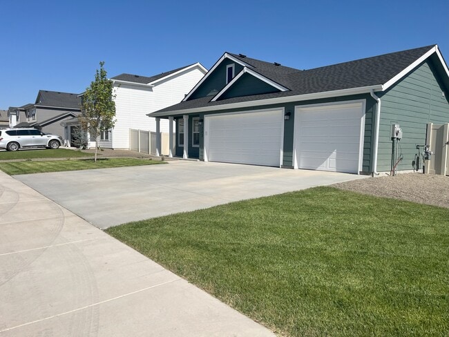 302 Persian Ave in Middleton, ID - Building Photo - Building Photo