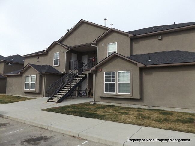 property at 1033 W Pine Ave