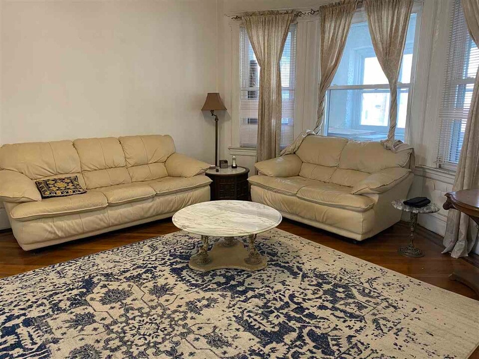 163 Jewett Ave in Jersey City, NJ - Building Photo