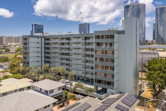 Elms Condominium in Honolulu, HI - Building Photo - Building Photo