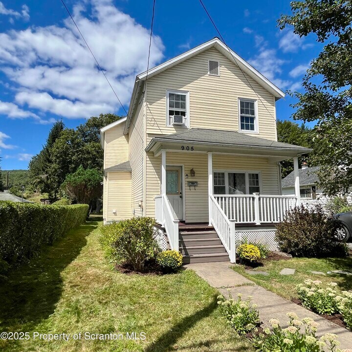 905 Hill St in Mayfield, PA - Building Photo