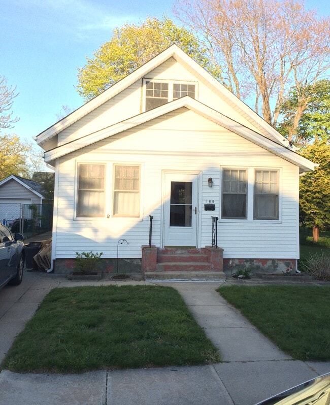 168 S. 6th St in Lindenhurst, NY - Foto de edificio - Building Photo