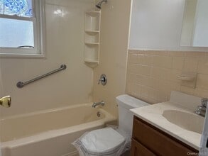 3592 Park Ave in Wantagh, NY - Building Photo - Building Photo