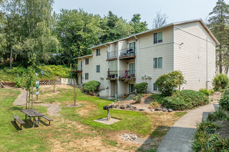 Charbern Apartments in Milwaukie, OR - Building Photo - Building Photo