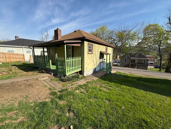 851 1/2 6th Ave in Coraopolis, PA - Building Photo - Building Photo