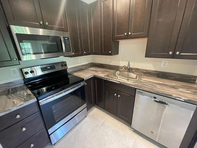 1076 Delphi Ln in Charlottesville, VA - Building Photo - Building Photo