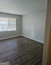 6494 Lower Dixie Lake Rd in Union City, GA - Building Photo - Building Photo