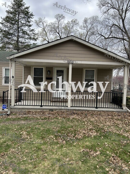 8416 Riggs St in Overland Park, KS - Building Photo