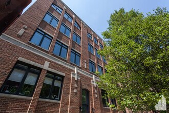 2708 N Lehmann Ct in Chicago, IL - Building Photo - Building Photo