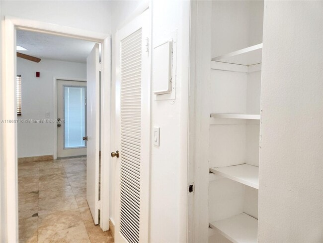 455 Golden Isles Dr in Hallandale Beach, FL - Building Photo - Building Photo