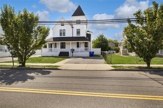 46 Park Ave in Bay Shore, NY - Building Photo - Building Photo