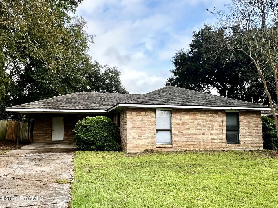 224 Auburn Dr in Carencro, LA - Building Photo