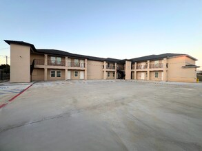 2904 E Lyon St in Laredo, TX - Building Photo - Building Photo