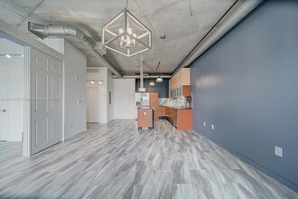 10 SW South River Dr, Unit Neo Lofts in Miami, FL - Building Photo - Building Photo