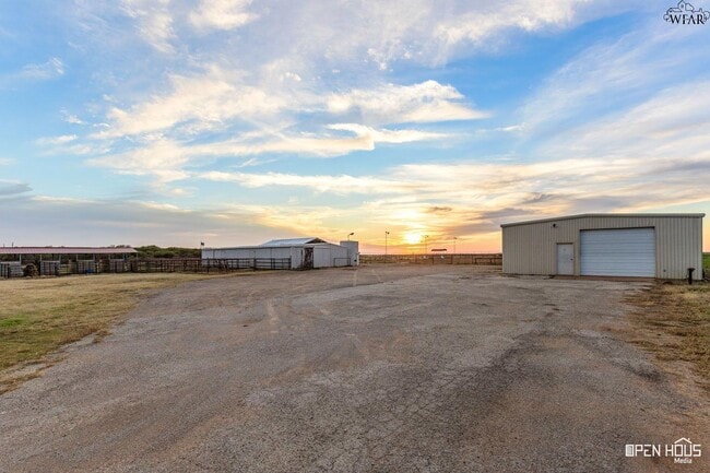 5639 Johnson Rd in Iowa Park, TX - Building Photo - Building Photo