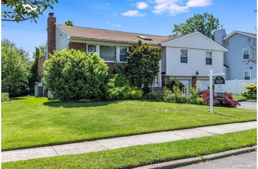 261 Gramercy Dr in Jericho, NY - Building Photo