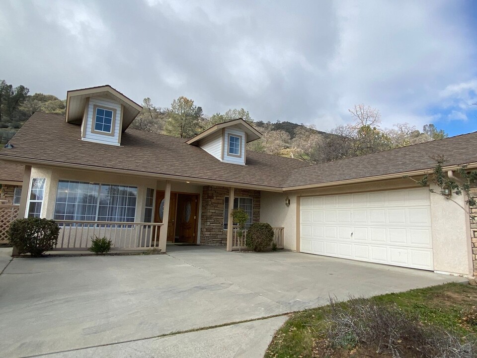 22013 Park Dr in Tehachapi, CA - Foto de edificio