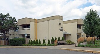 Kensworth Acres in St Catharines, ON - Building Photo