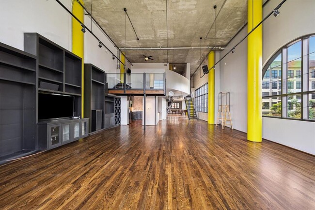 property at 1914 W Gray St