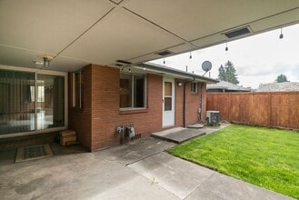 515 SE 12th Ave in Hillsboro, OR - Building Photo - Building Photo