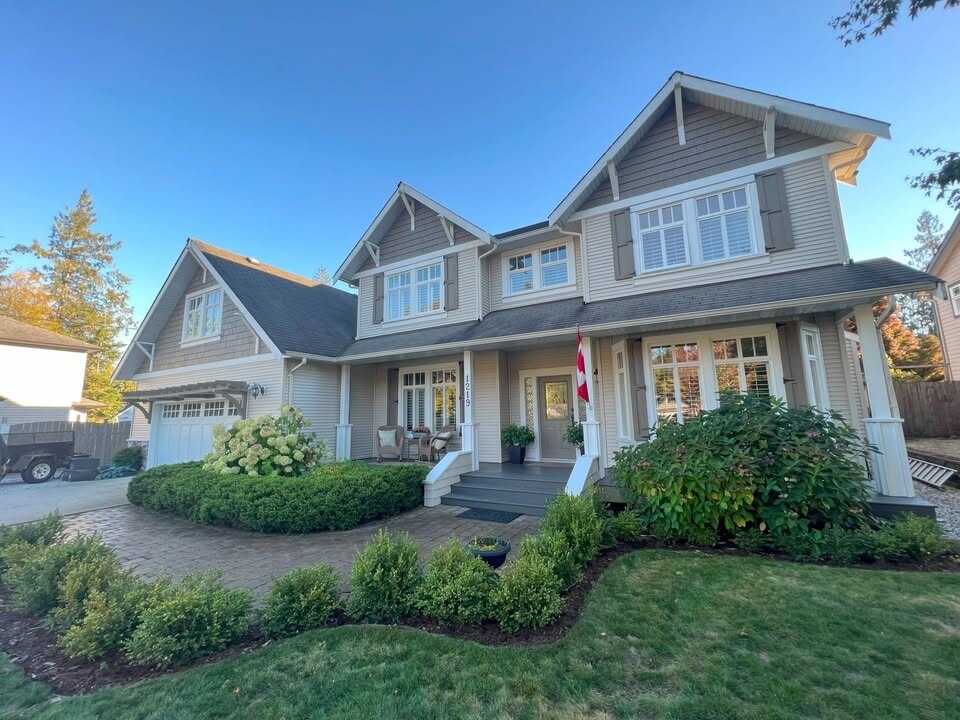 1219 Sunnyside Rd in Gibsons, BC - Building Photo