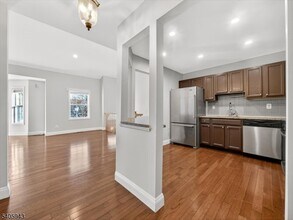 124 Barclay Dr in Nutley, NJ - Foto de edificio - Building Photo