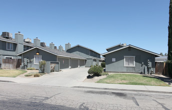 Silverado Townhomes in Hanford, CA - Building Photo - Building Photo