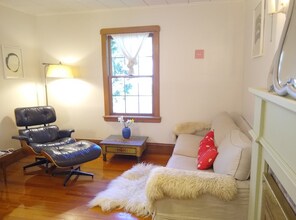 323 Pelham Rd in Amherst, MA - Building Photo - Building Photo