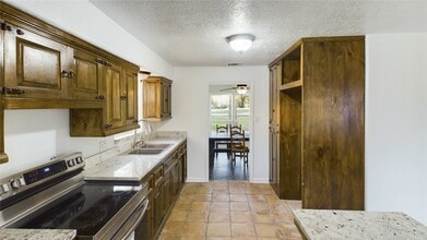 556 Roanoke Dr in Conroe, TX - Building Photo - Building Photo