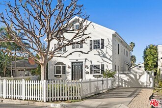 11217 Kling St in Los Angeles, CA - Building Photo - Building Photo