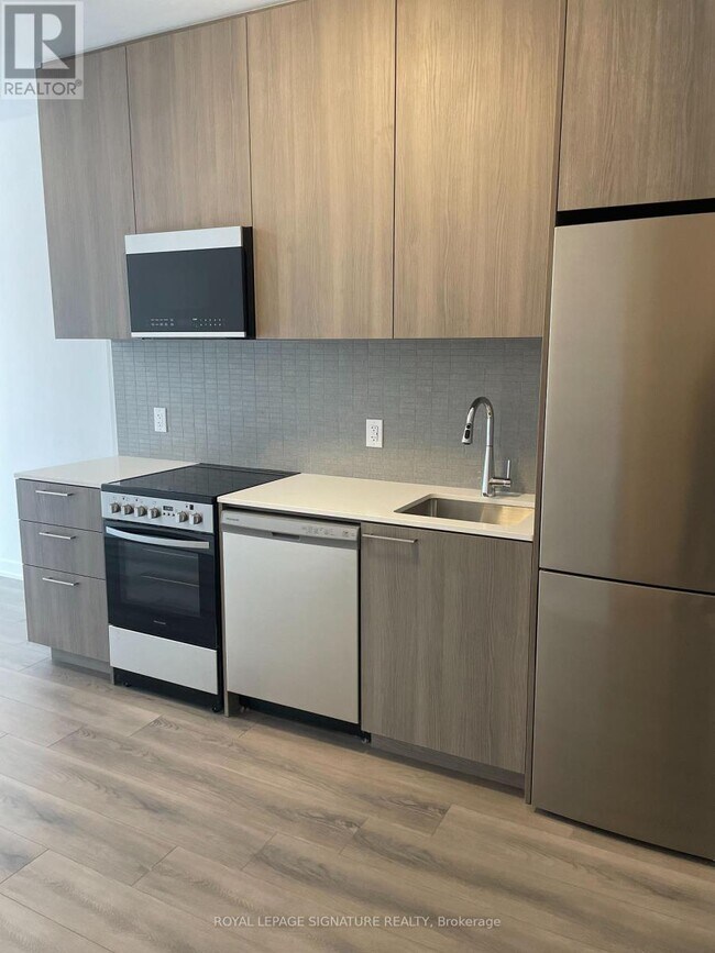 7439 Kingston Rd in Toronto, ON - Building Photo - Building Photo