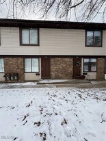2358 Echo Valley Dr in Stow, OH - Building Photo