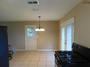 103 Vaughn St in Burkburnett, TX - Foto de edificio - Building Photo