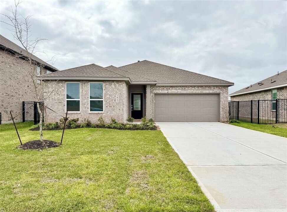 2417 Lago Costa Dr in La Marque, TX - Building Photo